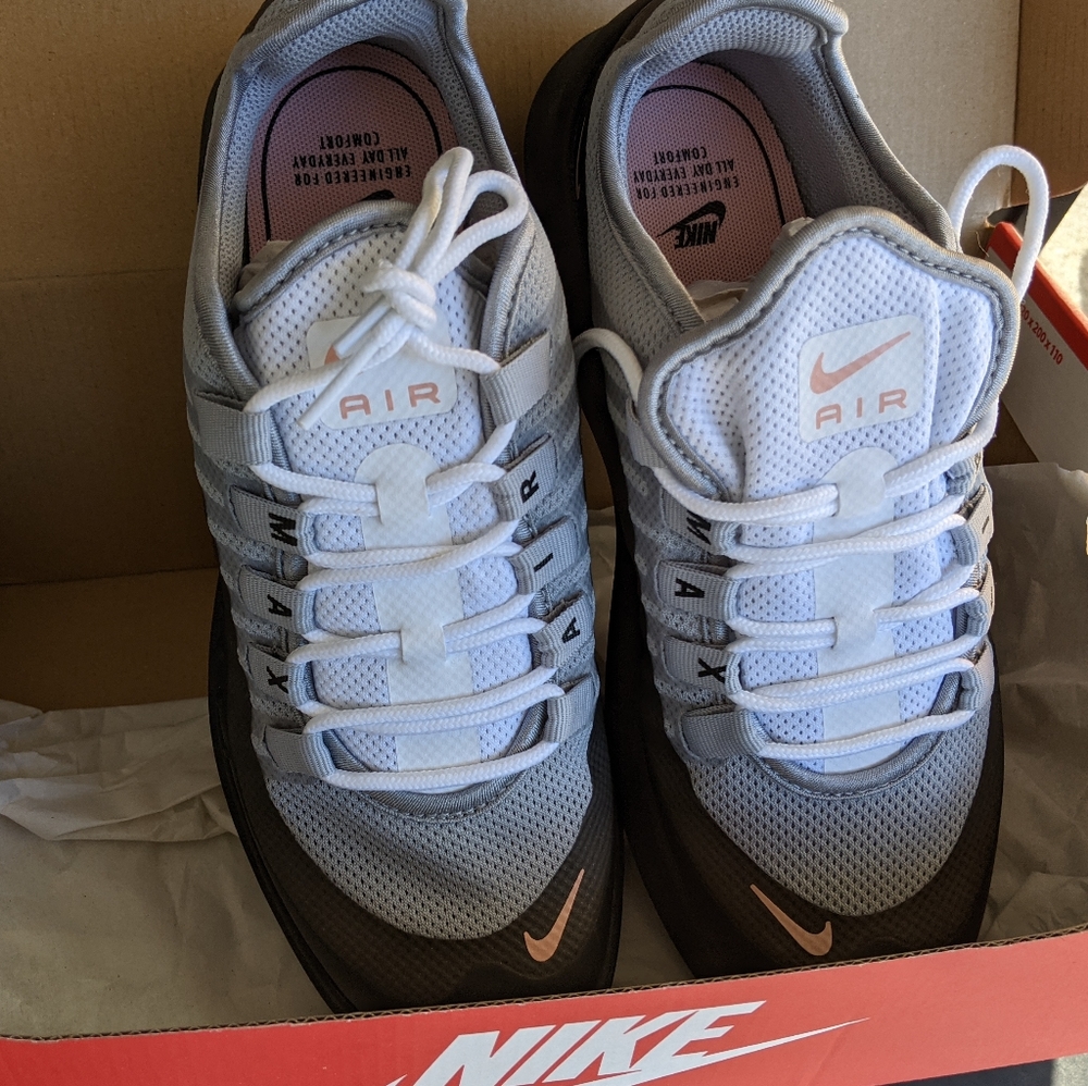 NWT Nike Air Max Axis Women's Sneakers